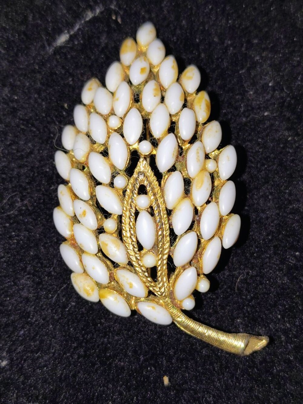 Vintage BSK Milk Glass Leaf Brooch – Gold‑Tone Mid‑Century – 1950s/1960s